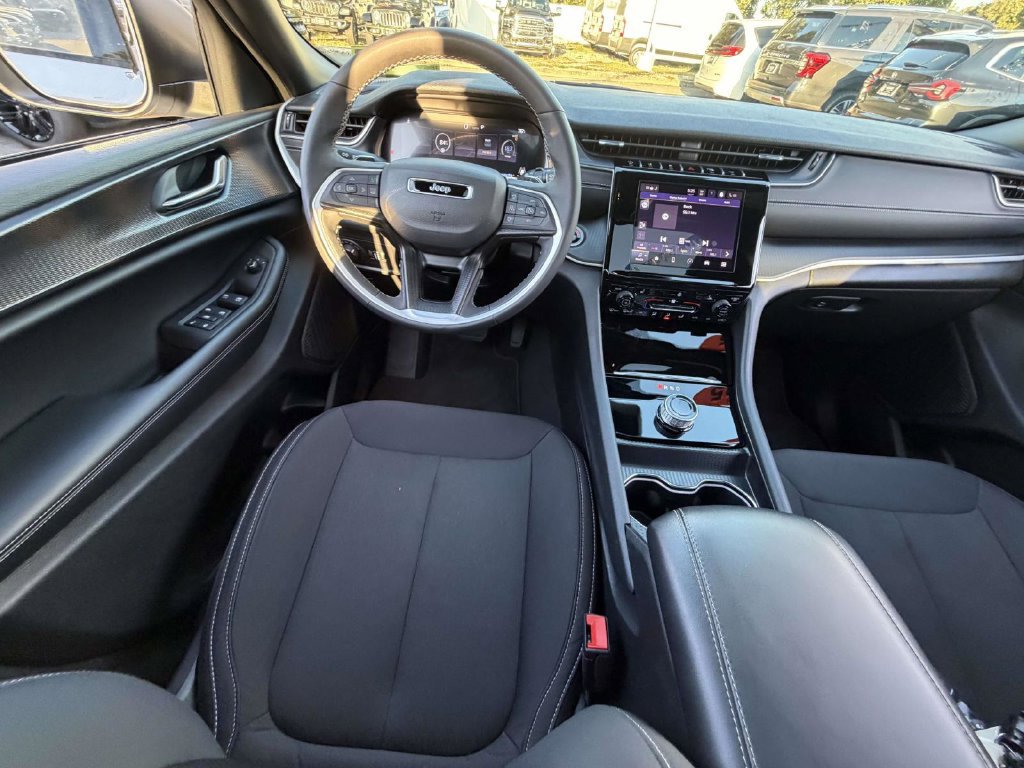 Used 2025 Jeep Grand Cherokee Laredo X w/ Luxury Tech Group I AWD/4WD image 23