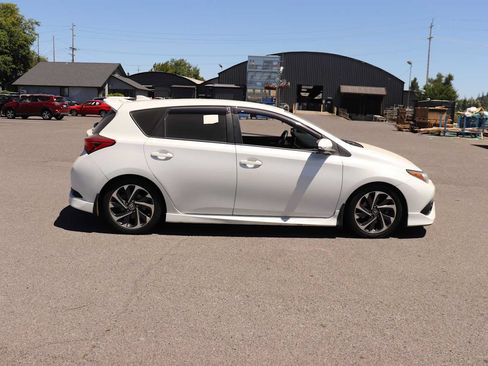 Used 2018 Toyota Corolla iM w/ Carpet Mat Package (TMS) FWD image 4