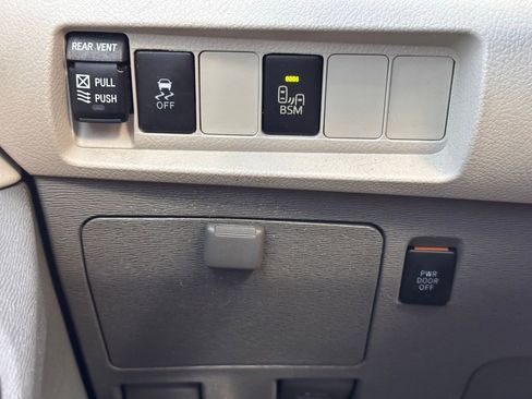 Used 2015 Toyota Sienna XLE image 26