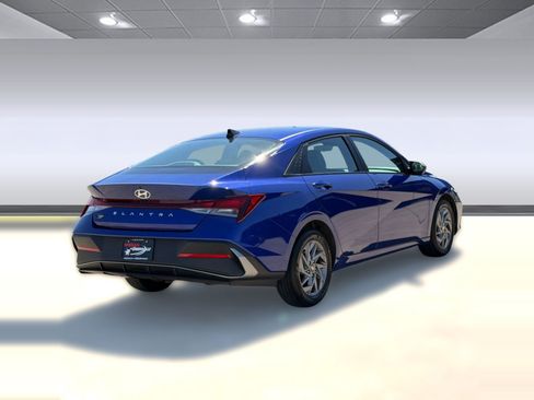 Used 2024 Hyundai Elantra SEL image 9