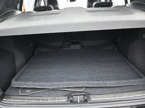 Used 2024 Volvo XC40 B5 Ultimate w/ Protection Package Premier image 30