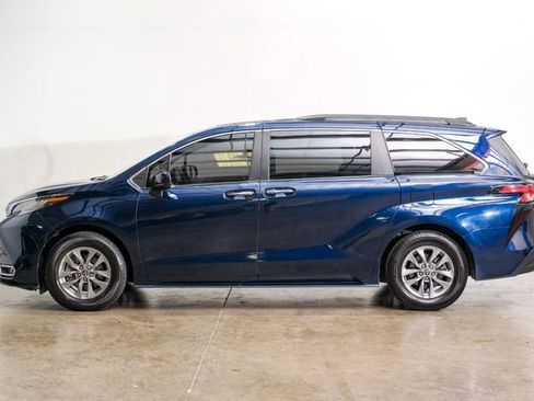 Used 2022 Toyota Sienna XLE w/ XLE Plus Package AWD/4WD image 18