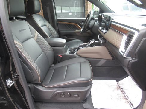 Used 2023 GMC Canyon Denali w/ Denali Black Edition AWD/4WD image 6