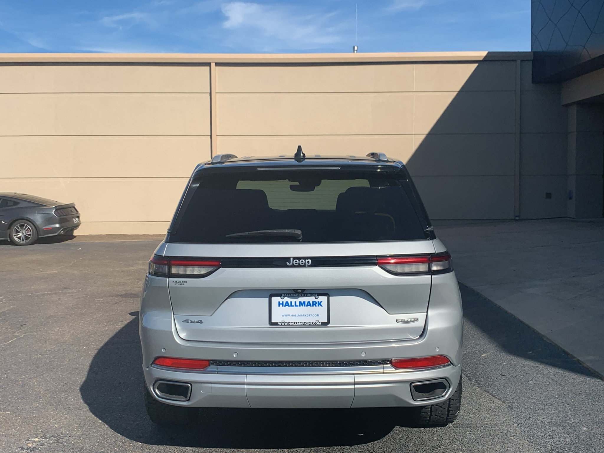 Used 2023 Jeep Grand Cherokee Summit w/ Luxury Tech Group V AWD/4WD image 3