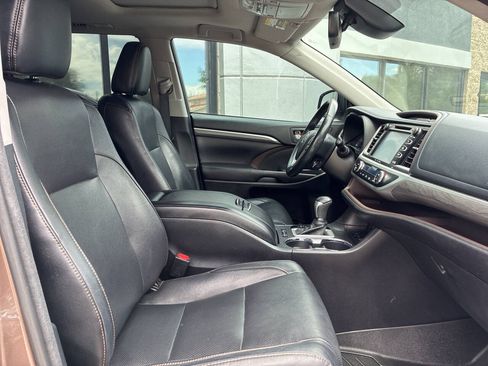 Used 2017 Toyota Highlander Limited w/ Carpet Mat Package AWD/4WD image 13