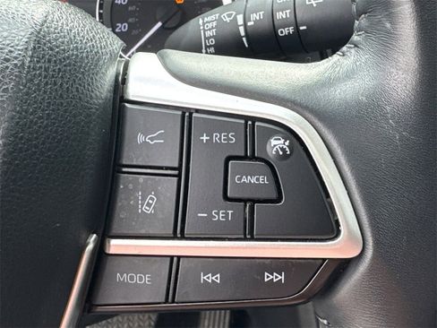 Certified 2023 Toyota Highlander XLE image 26