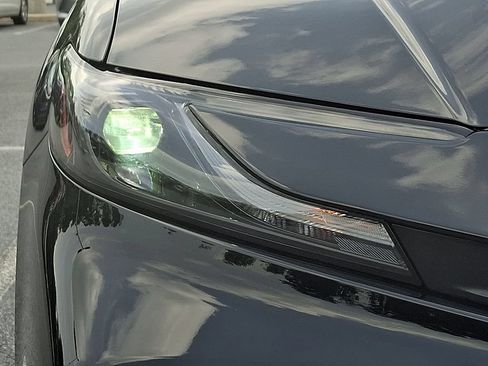 Used 2025 Toyota Camry SE FWD image 9