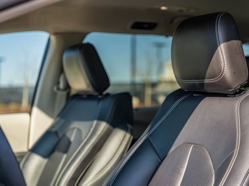 Used 2024 Chrysler Pacifica Touring-L image 32