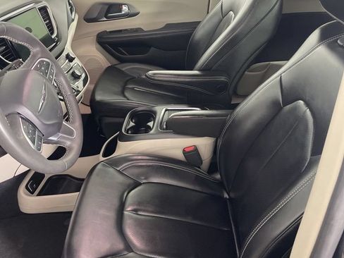 Certified 2023 Chrysler Pacifica Touring-L FWD image 7