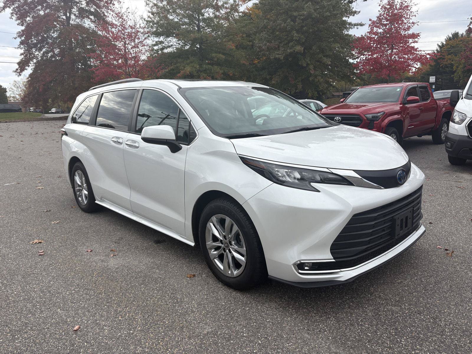 Used 2024 Toyota Sienna XLE w/ XLE Plus Package AWD/4WD image 1