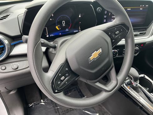 Used 2025 Chevrolet Trax LT image 28