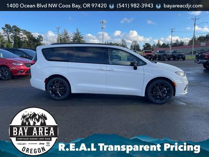 New 2026 Chrysler Pacifica Select w/ S Appearance Package