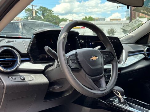 Used 2025 Chevrolet Trax LT FWD image 11