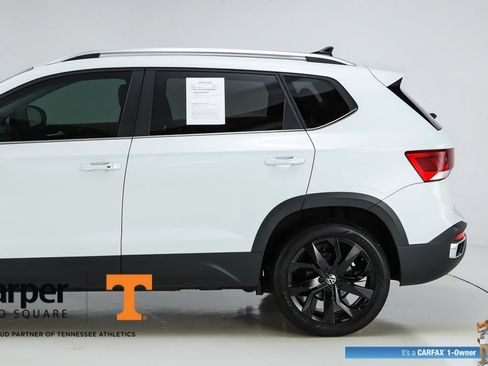 Used 2023 Volkswagen Taos SE w/ Panoramic Sunroof Package FWD image 4