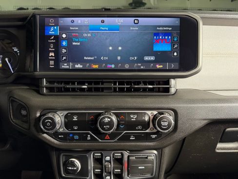 Used 2024 Jeep Wrangler Unlimited image 17