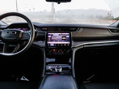 Certified 2024 Jeep Grand Cherokee L Limited w/ Luxury Tech Group II image 15