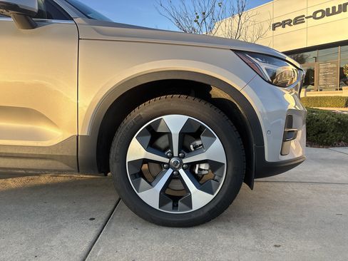 Used 2025 Volvo XC40 B5 Plus image 13