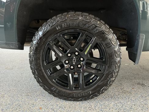Used 2025 Chevrolet Silverado 1500 LT Trail Boss w/ Convenience Package II AWD/4WD image 34