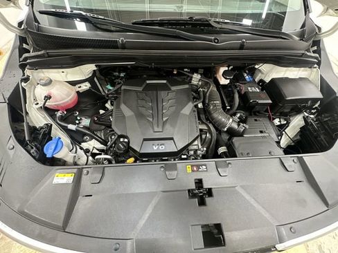 Used 2024 Kia Carnival EX image 18