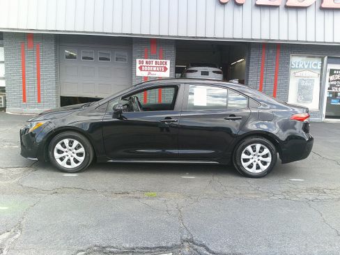 Used 2024 Toyota Corolla LE FWD image 2