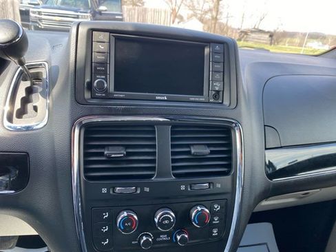 Used 2019 Dodge Grand Caravan SXT image 12