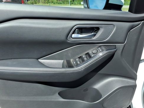 Certified 2026 Nissan Rogue SV FWD image 3