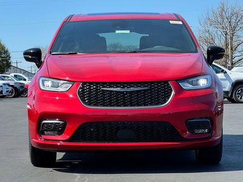 New 2026 Chrysler Pacifica Select image 2