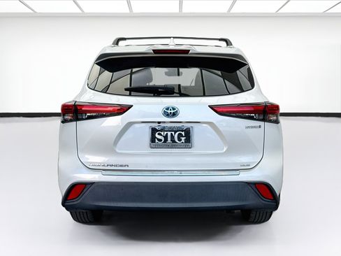 Used 2020 Toyota Highlander XLE AWD/4WD image 5