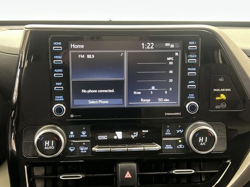 Used 2020 Toyota Highlander L image 18