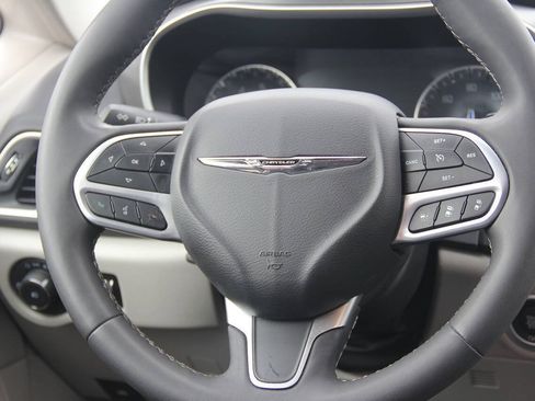 Used 2024 Chrysler Pacifica Touring-L FWD image 20