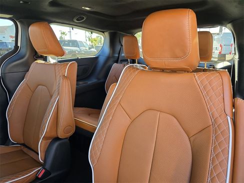 New 2026 Chrysler Pacifica Pinnacle image 9