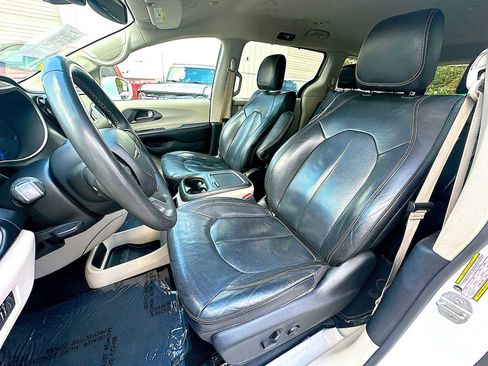 Used 2022 Chrysler Pacifica Touring-L image 13