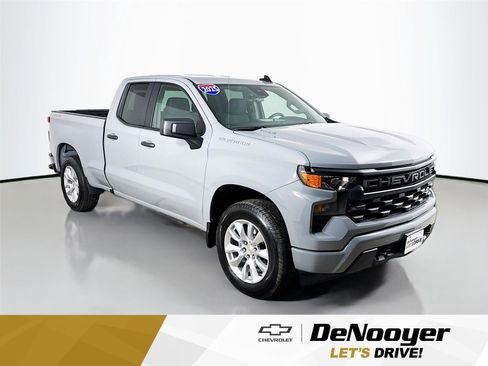 Used 2025 Chevrolet Silverado 1500 Custom image 1