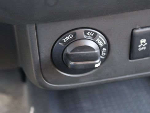 Used 2013 Nissan Frontier SV image 21