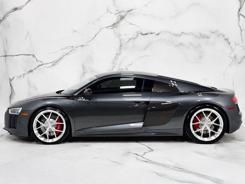 Used 2017 Audi R8 V10 w/ Carbon Exterior Package image 8