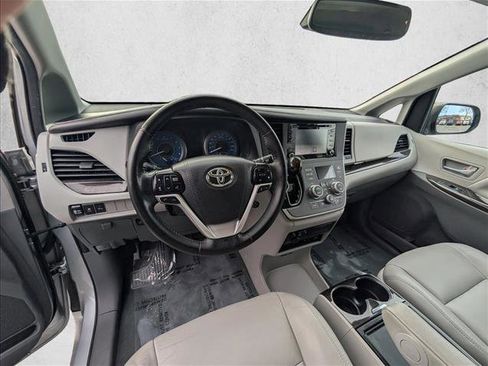 Used 2020 Toyota Sienna XLE Premium image 8