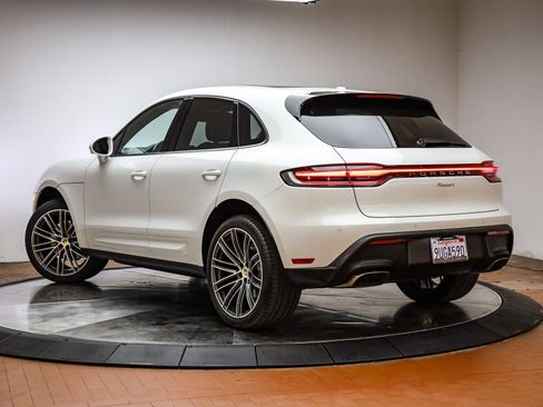 Certified 2025 Porsche Macan image 3