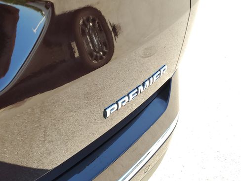 Used 2022 Chevrolet Traverse Premier FWD image 8