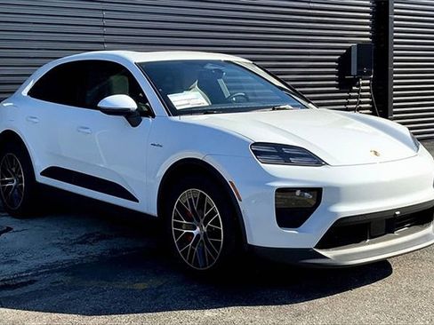 Certified 2025 Porsche Macan 4S Electric AWD/4WD image 12