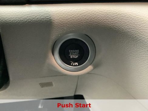 Used 2024 Chrysler Pacifica Touring-L image 18