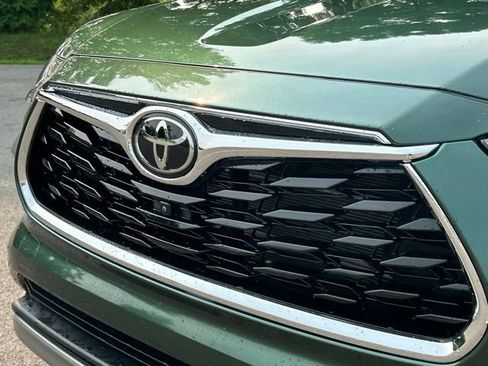 Certified 2025 Toyota Highlander Platinum AWD/4WD image 9
