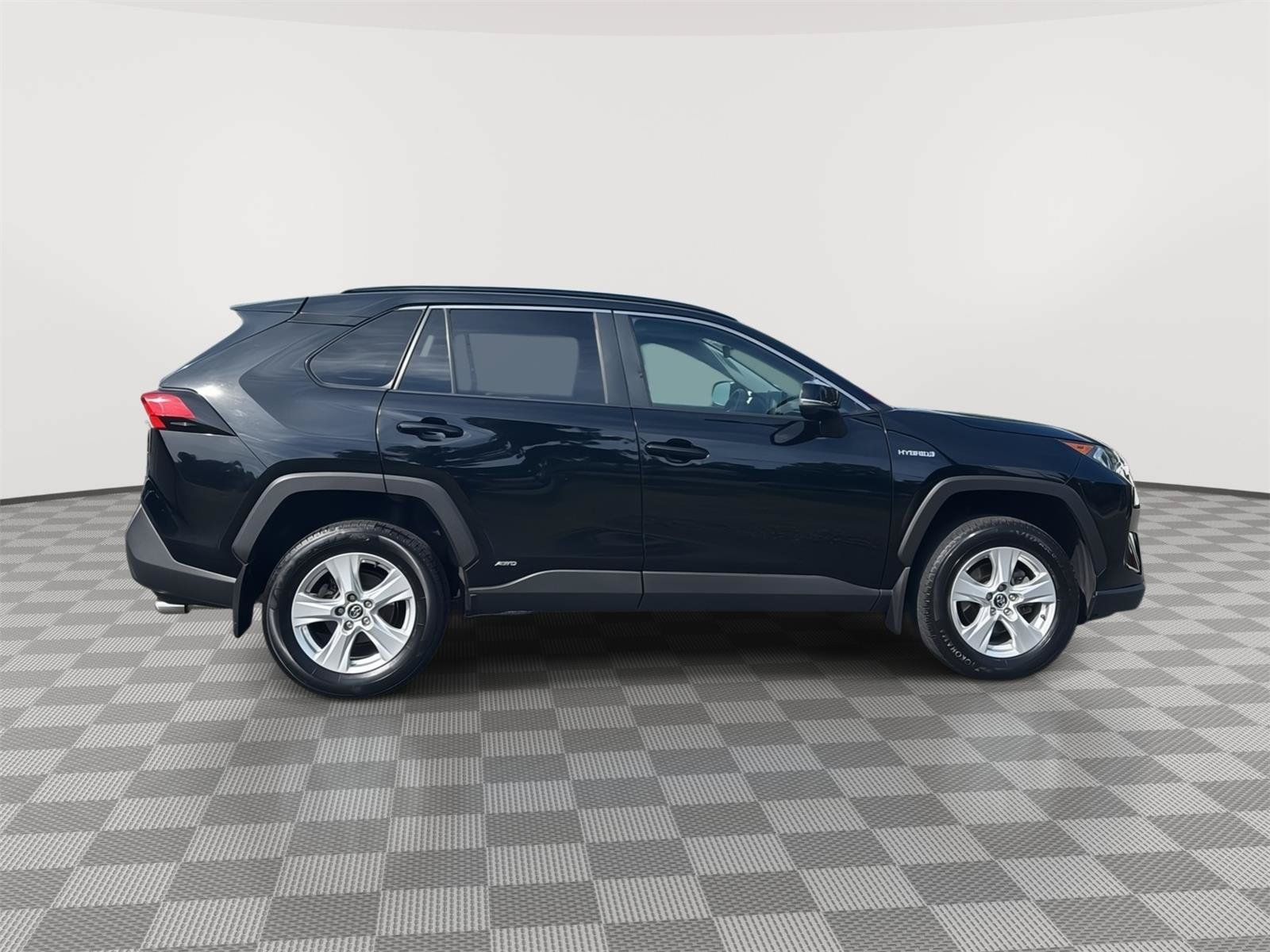 Used 2020 Toyota RAV4 XLE w/ XLE Grade Weather Package AWD/4WD image 4