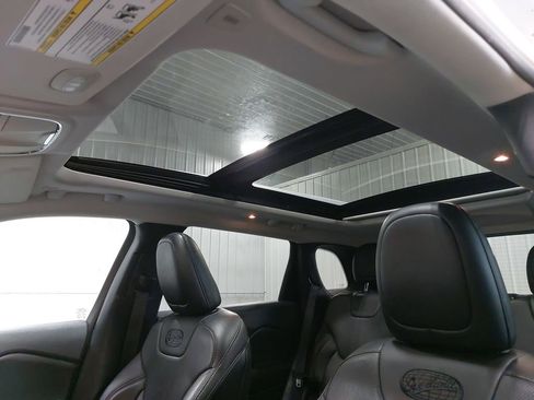 Used 2019 Jeep Cherokee Overland w/ Technology Group image 29