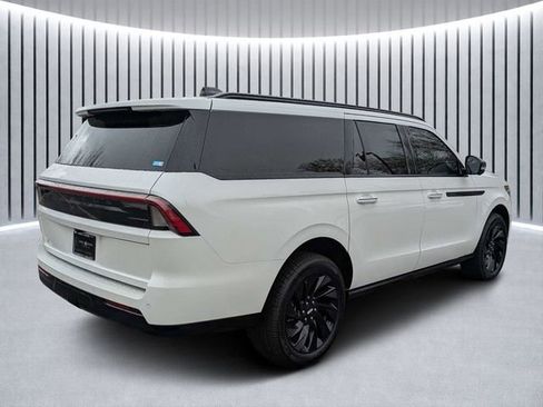 New 2026 Lincoln Navigator L Reserve w/ Jet Appearance Package AWD/4WD image 3