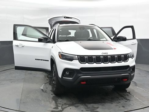 Used 2025 Jeep Compass Trailhawk AWD/4WD image 46
