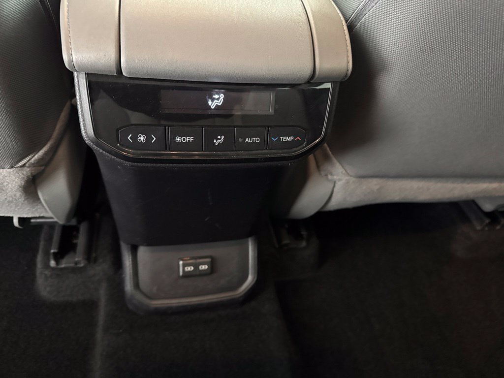 Used 2024 Toyota Highlander LE AWD/4WD image 46