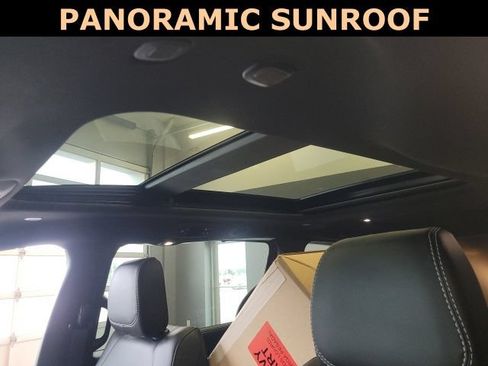 Used 2025 Chrysler Pacifica Select w/ Fav Edition Package FWD image 33
