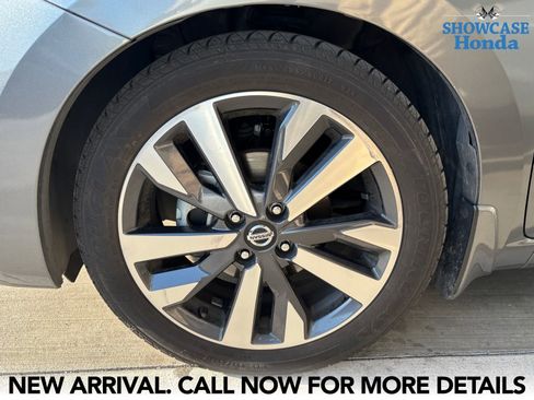 Used 2020 Nissan Versa SR w/ Convenience Package image 7