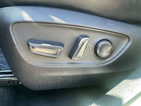 Used 2023 Toyota Highlander XLE image 32