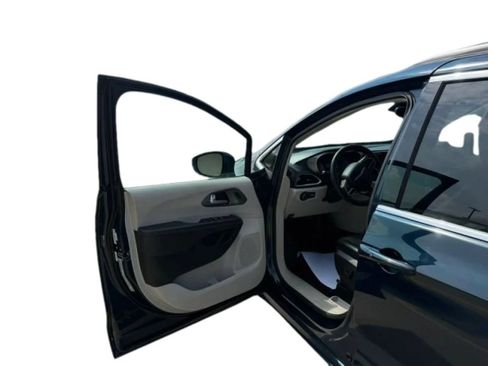 Used 2022 Chrysler Pacifica Touring-L w/ Uconnect Theater Family Group FWD image 11